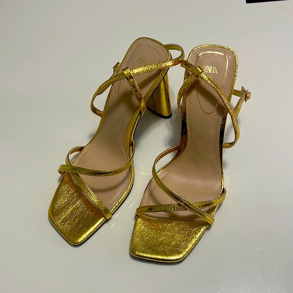 Gold metallic Leather thin straps , square toe. Buckle ankle. - Picture 1 of 7
